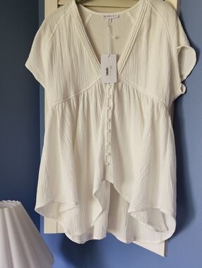 AEMI+CO White V-Neck Button-Front Peasant Top